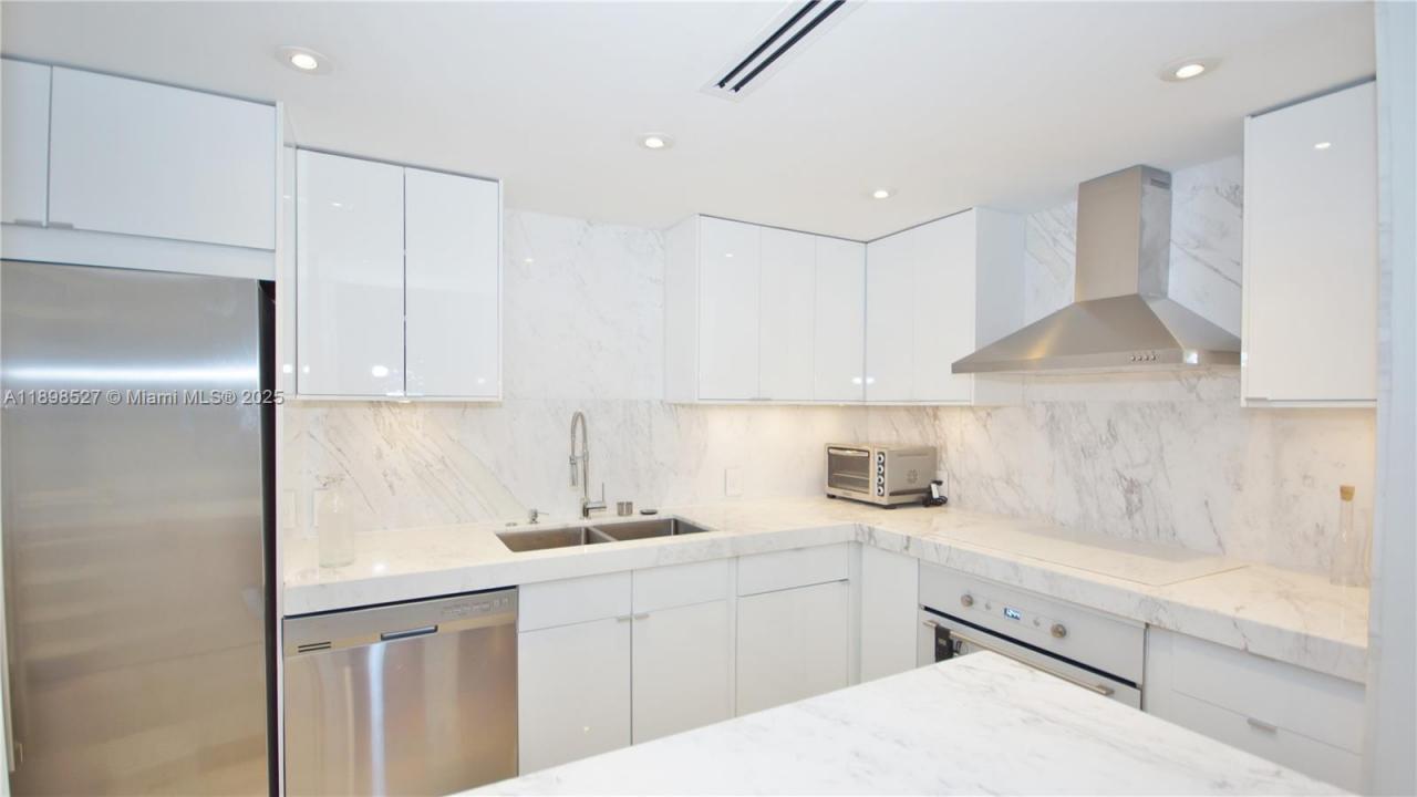 100 Bayview Dr 308, Sunny Isles Beach, Floryda 33160, USA