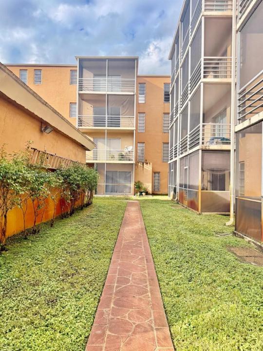 4848 NW 24th Ct 203, Lauderdale Lakes, Florida 33313