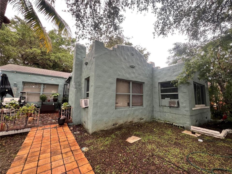 1361 NW 32nd St, Miami, Floryda 33142, USA