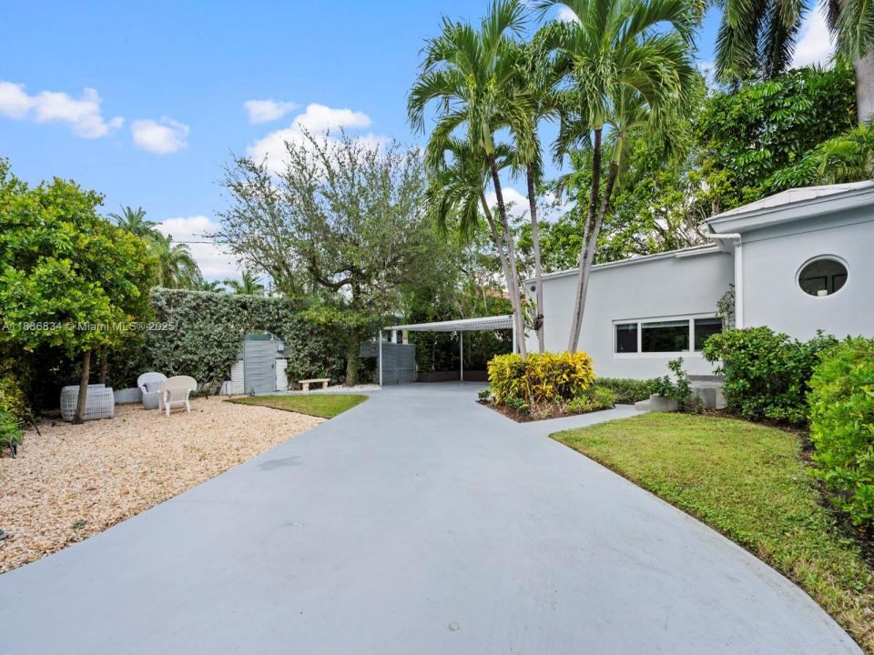 1339 S Venetian Way, Miami, Florida 33139, USA