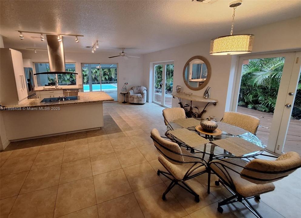 1575 NE 38th St, Oakland Park, Florida 33334