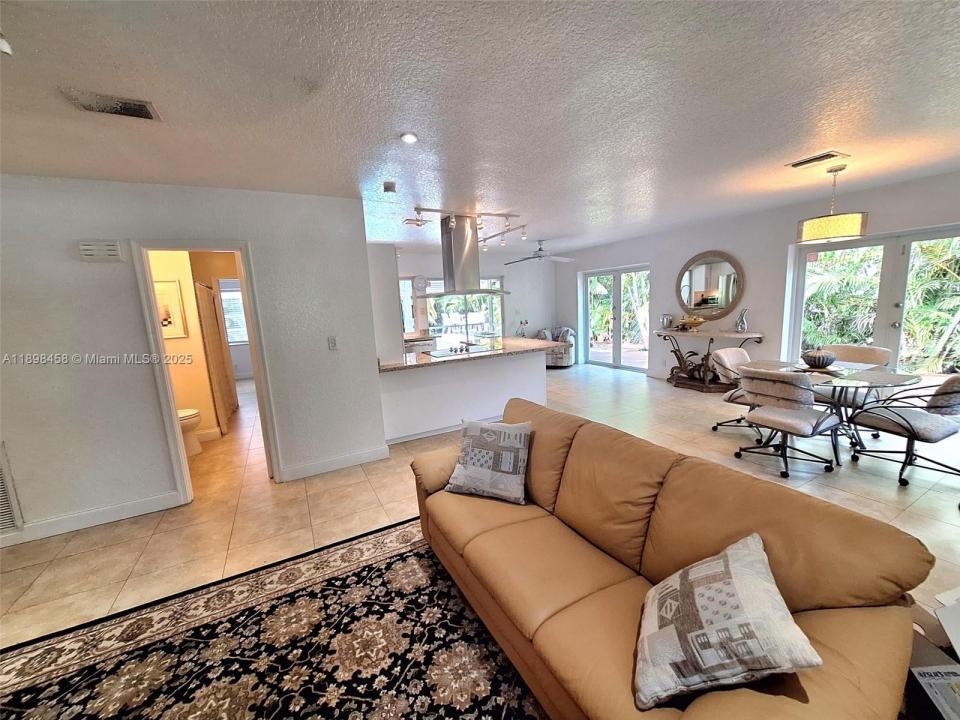 1575 NE 38th St, Oakland Park, Florida 33334
