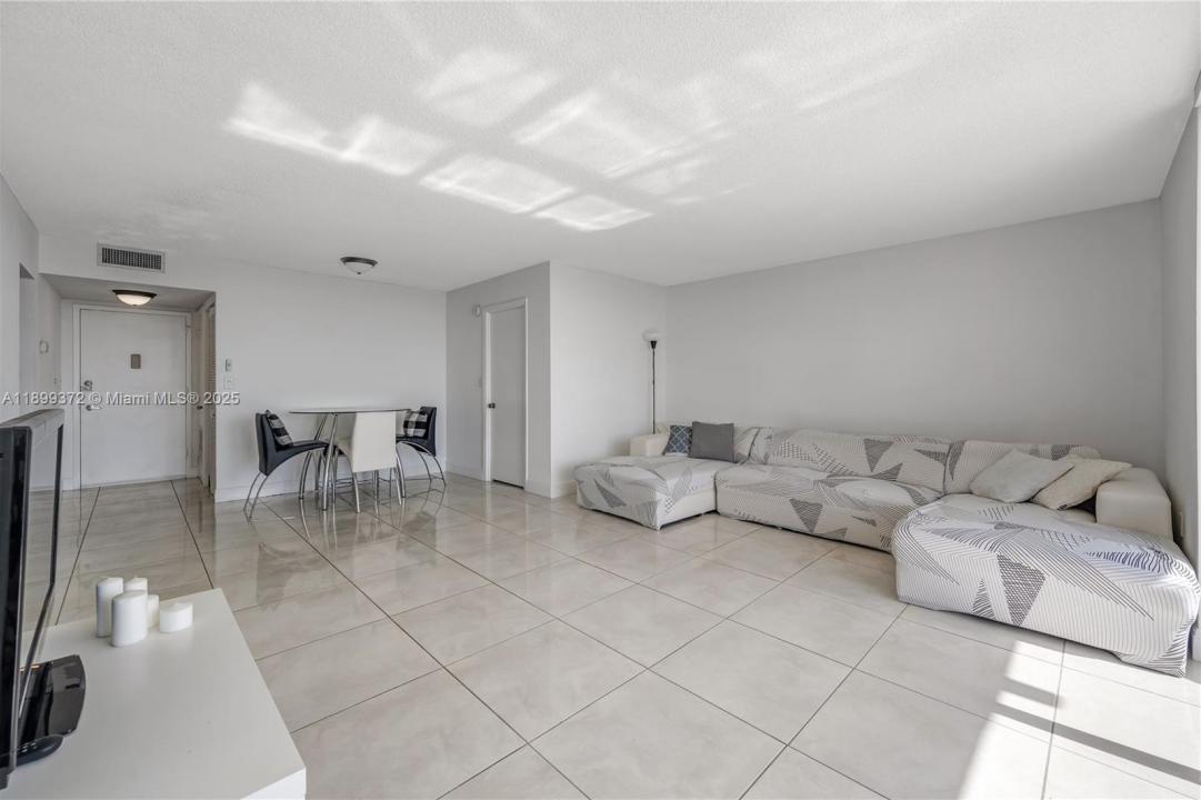 2750 NE 183rd St 804, Aventura, Floryda 33160, USA