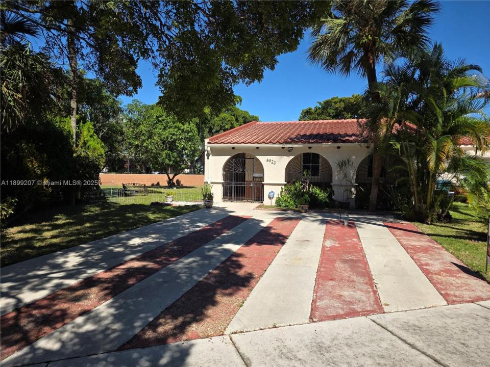 6923 Holly Rd, Miami Lakes, Florida 33014