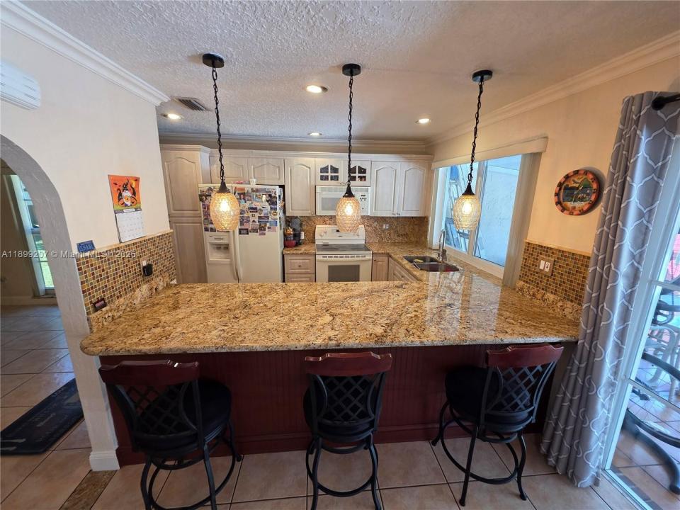 6923 Holly Rd, Miami Lakes, Florida 33014