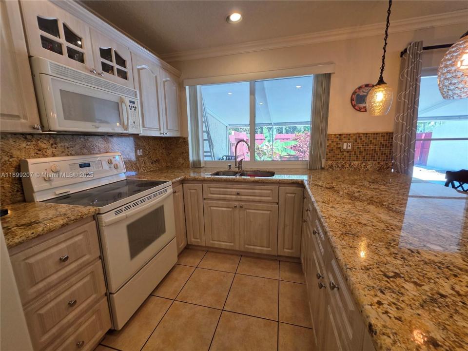 6923 Holly Rd, Miami Lakes, Florida 33014