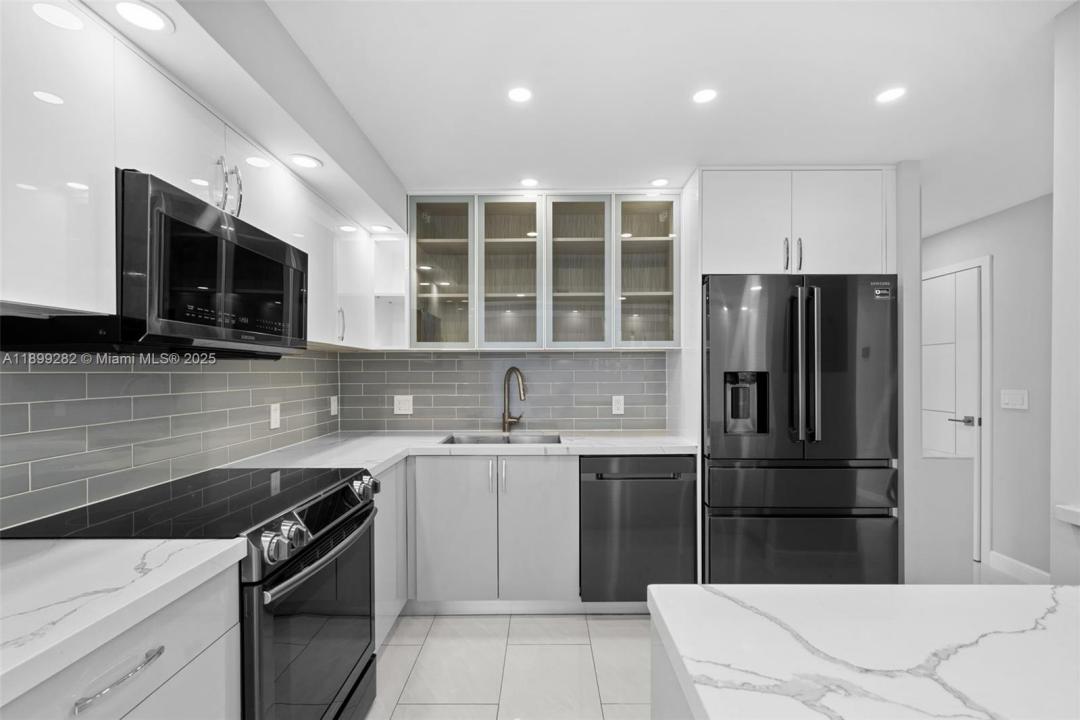 701 Three Islands Blvd 411, Hallandale Beach, פלורידה 33009, ארצות הברית של אמריקה