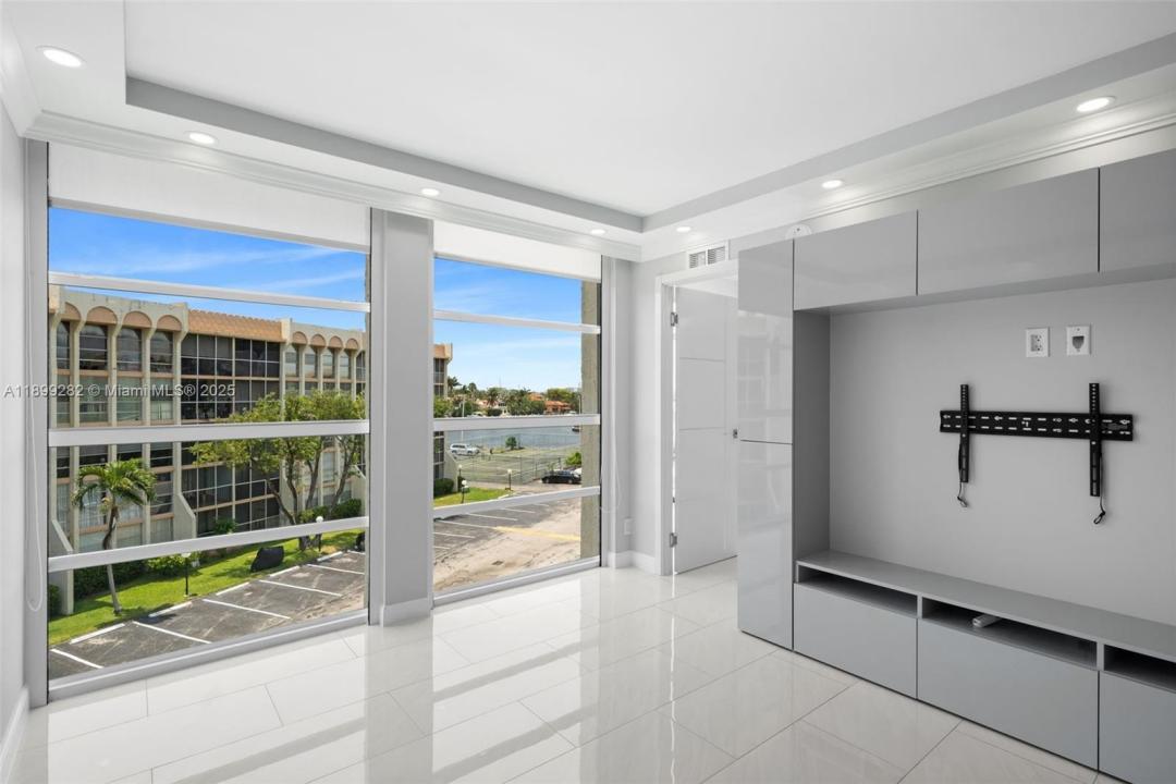 701 Three Islands Blvd 411, Hallandale Beach, פלורידה 33009, ארצות הברית של אמריקה