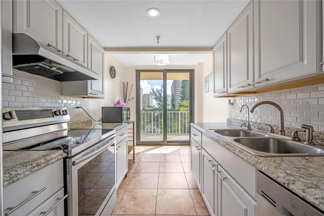 290 174th St 511, Sunny Isles Beach, Floryda 33160, USA