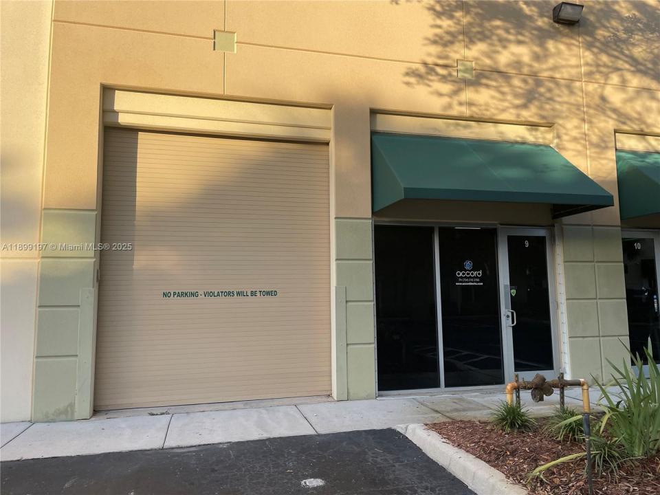 2950 Glades Cir 9, Weston, Florida 33327