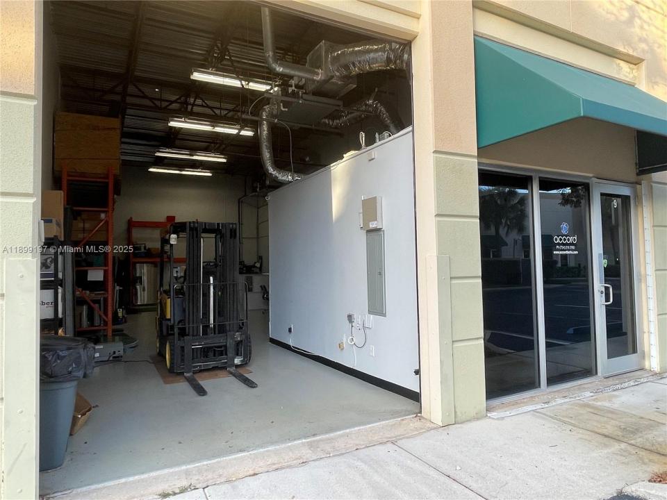 2950 Glades Cir 9, Weston, Florida 33327