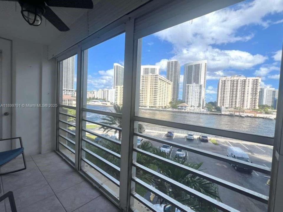 100 Golden Isles Dr 406, Hallandale Beach, Florida 33009, Stati Uniti