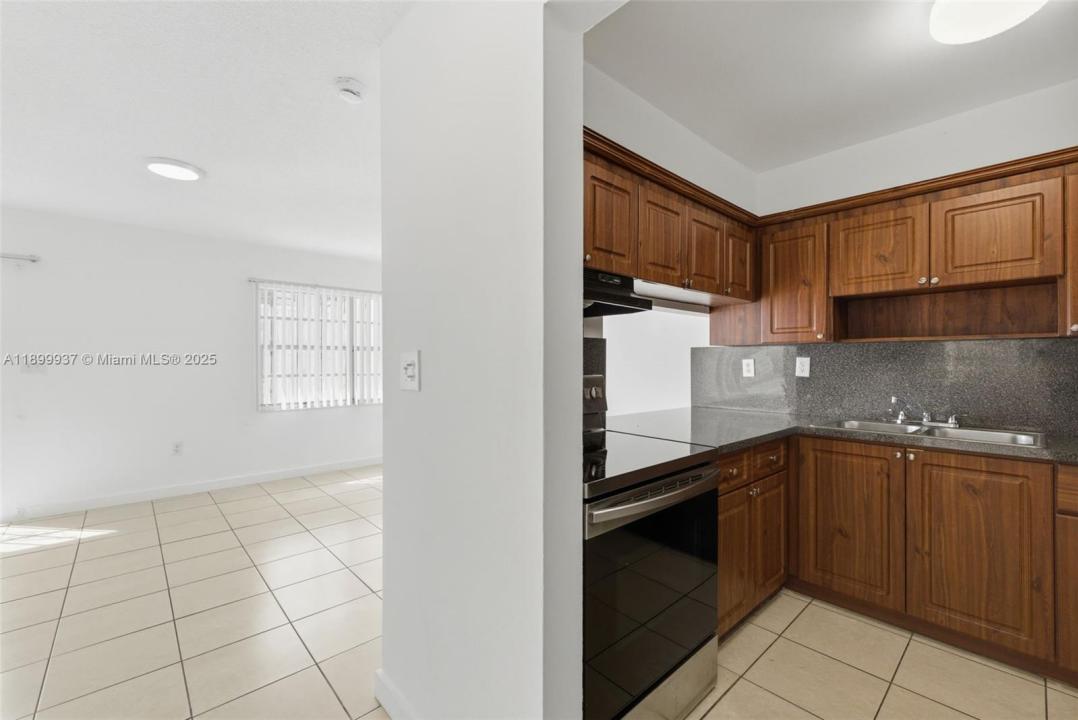 624 NW 11th St 624, Miami, Florida 33136, Stati Uniti