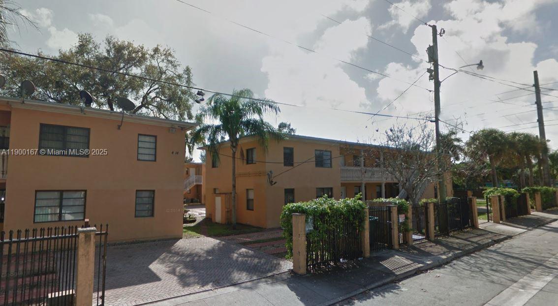 6170 SW 62nd Ter 8, South Miami, Florida 33143, Estados Unidos