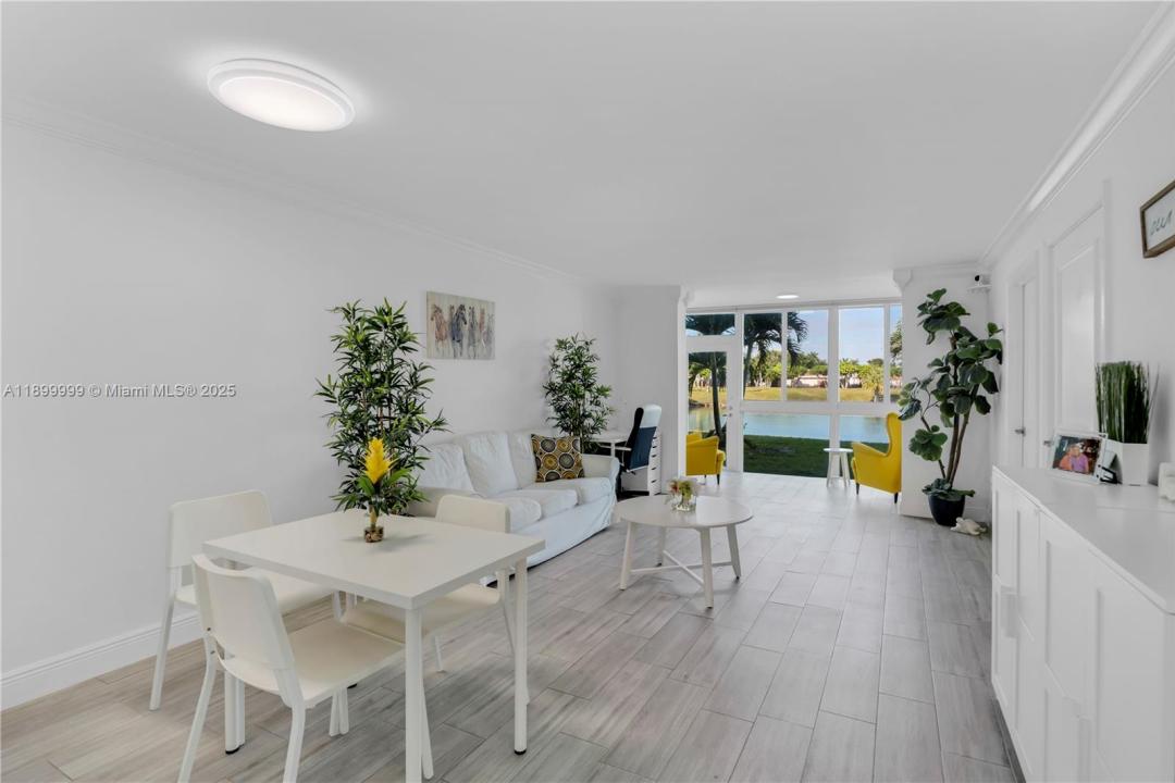 8300 Sunrise Lakes Blvd 102, Sunrise, Florida 33322, USA