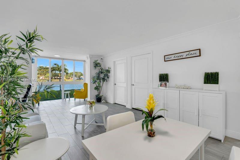 8300 Sunrise Lakes Blvd 102, Sunrise, Florida 33322, USA