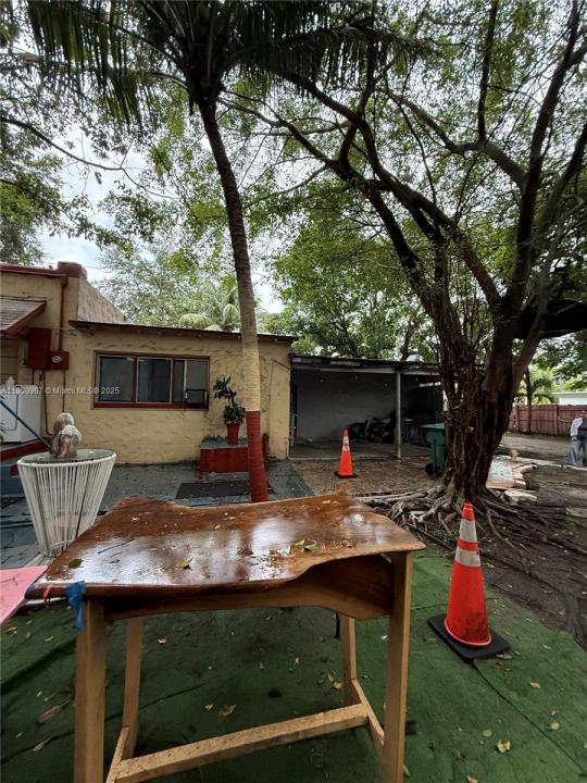 1361 NW 32nd St, Miami, Floryda 33142, USA
