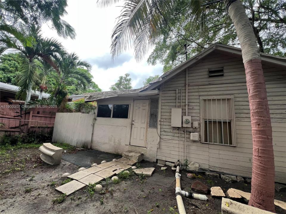1361 NW 32nd St, Miami, Floryda 33142, USA