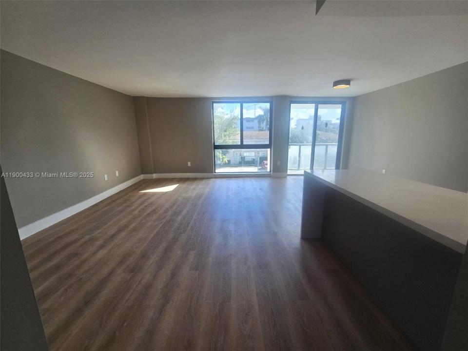 9800 W Bay Harbor Dr 305, Bay Harbor Islands, Floryda 33154, USA