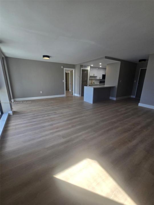 9800 W Bay Harbor Dr 305, Bay Harbor Islands, Floryda 33154, USA