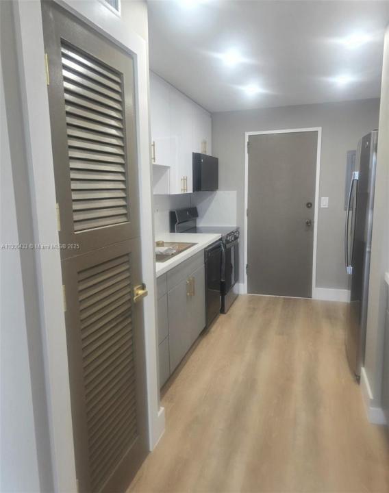 9800 W Bay Harbor Dr 305, Bay Harbor Islands, Floryda 33154, USA