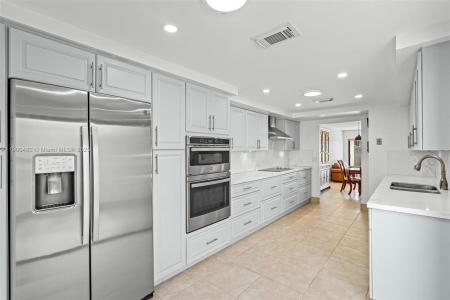 19435 E Lake Dr, Miami, Florida 33015, USA