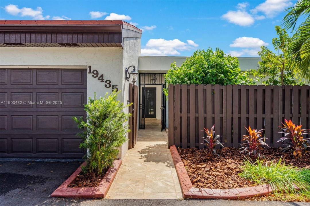 19435 E Lake Dr, Miami, Florida 33015, Estados Unidos