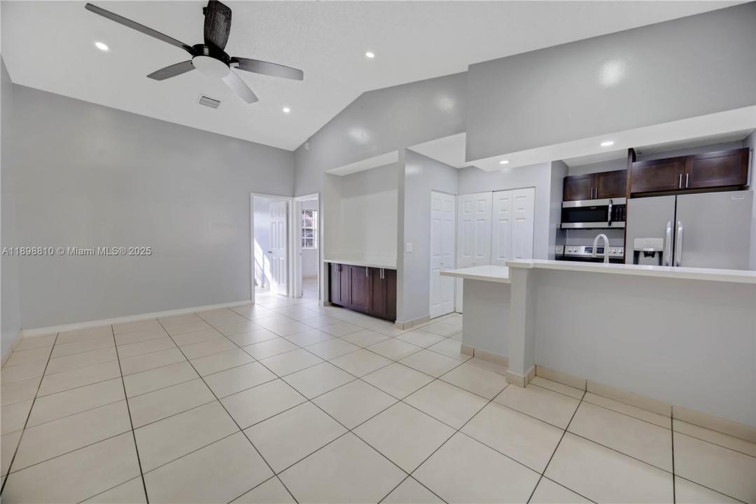 18350 NW 68th Ave F, Hialeah, Florida 33015, Estados Unidos