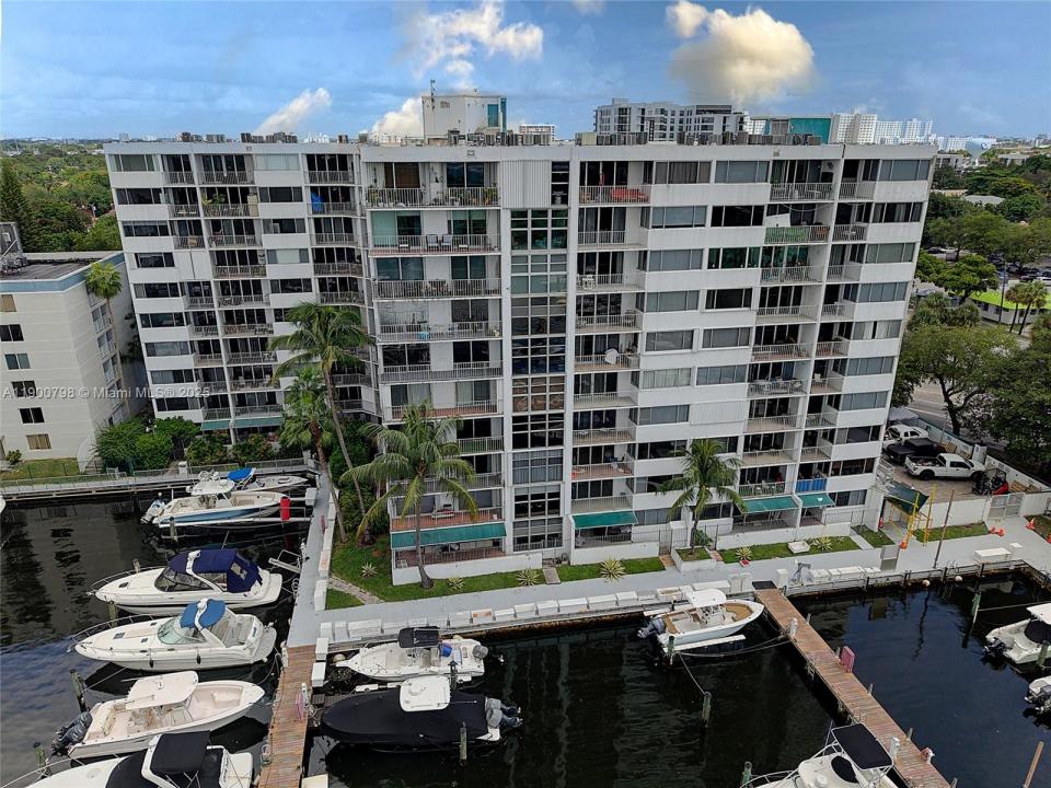 1700 N N River Dr 406, Miami, Florida 33125, USA