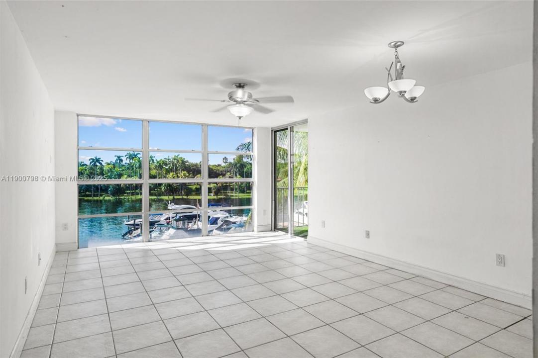 1700 N N River Dr 406, Miami, Florida 33125, USA