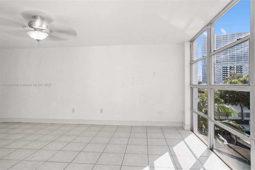 1700 N N River Dr 406, Miami, Florida 33125, USA