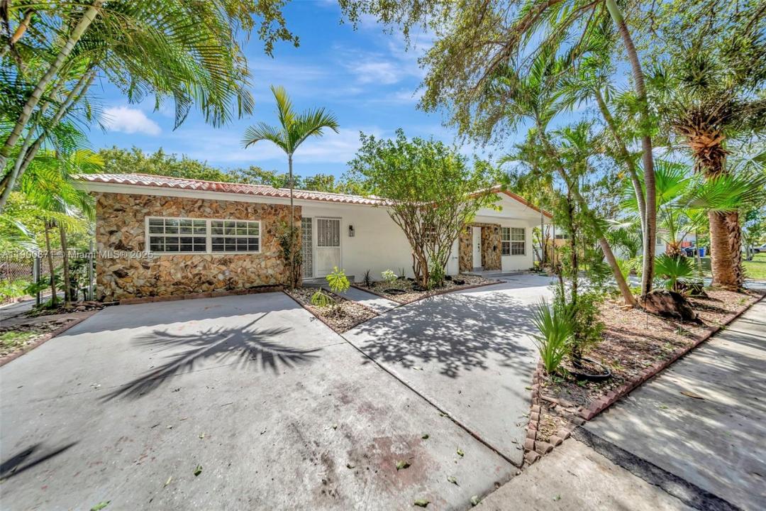 840 NE 182nd St, North Miami Beach, פלורידה 33162, ארצות הברית של אמריקה