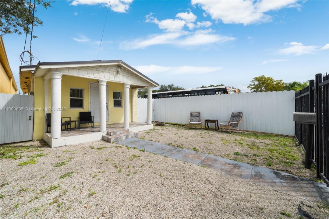 1629 NW 43rd St, Miami, Флорида 33142, Соединенные Штаты
