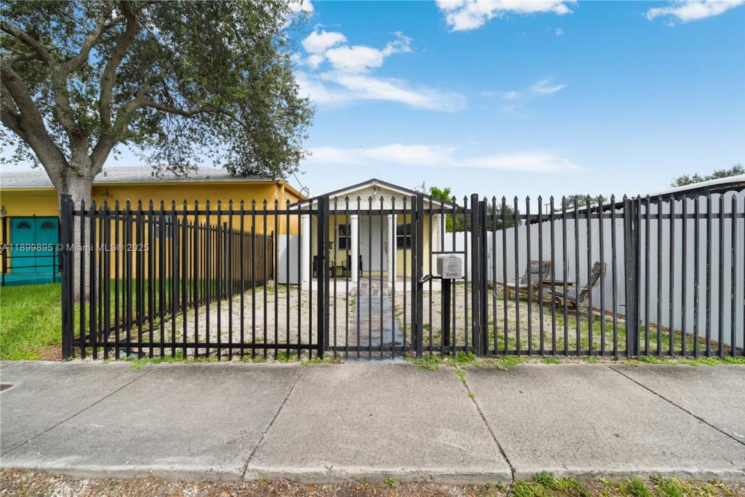 1629 NW 43rd St, Miami, Флорида 33142, Соединенные Штаты