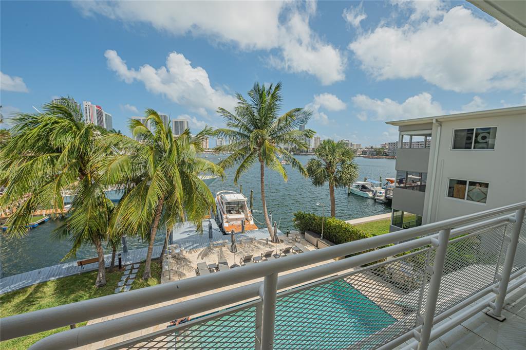 468 Golden Isles Dr 402, Hallandale Beach, Florida 33009