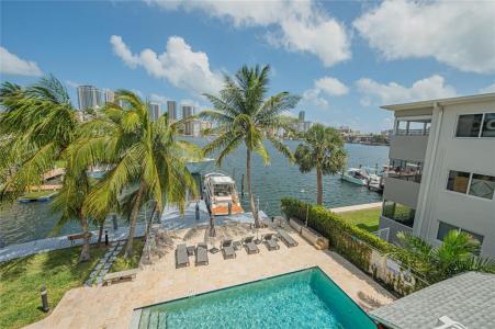 468 Golden Isles Dr 402, Hallandale Beach, Florida 33009