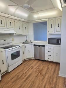 2571 Aragon Blvd 414, Sunrise, Florida 33322, USA