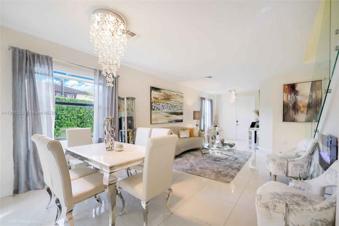 8723 NW 102nd Pl, Doral, Floryda 33178, USA