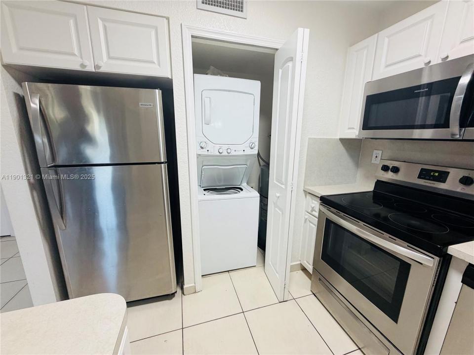 17302 NW 74th Ave 102, Hialeah, פלורידה 33015, ארצות הברית של אמריקה