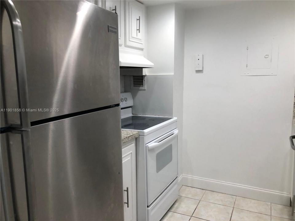 2450 NE 135th St 408, North Miami, 佛罗里达州 33181, 美国