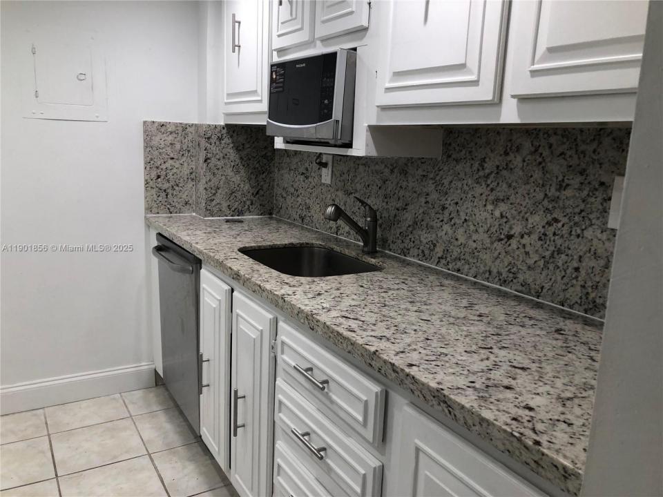 2450 NE 135th St 408, North Miami, 佛罗里达州 33181, 美国