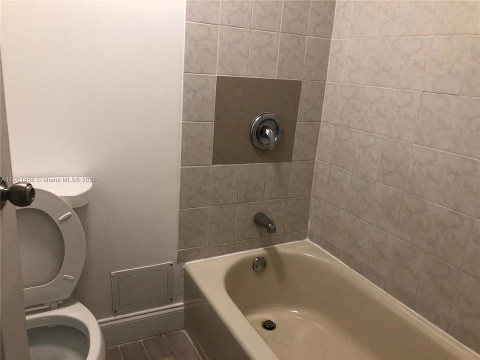 2450 NE 135th St 408, North Miami, 佛罗里达州 33181, 美国
