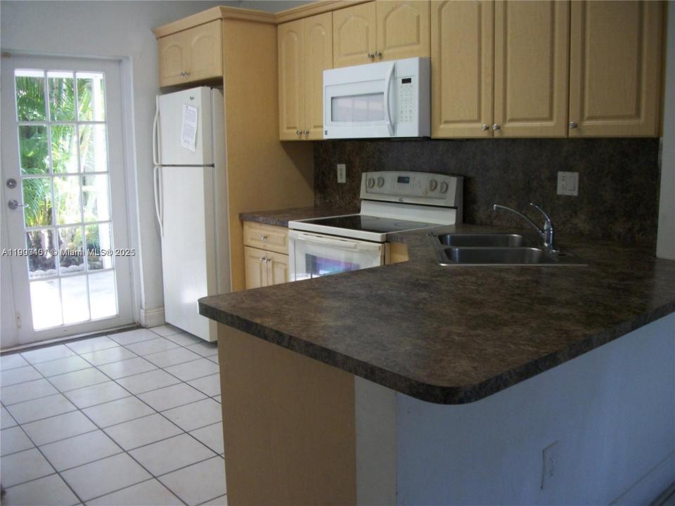 9307 NW 121st St 77, Hialeah Gardens, Florida 33018