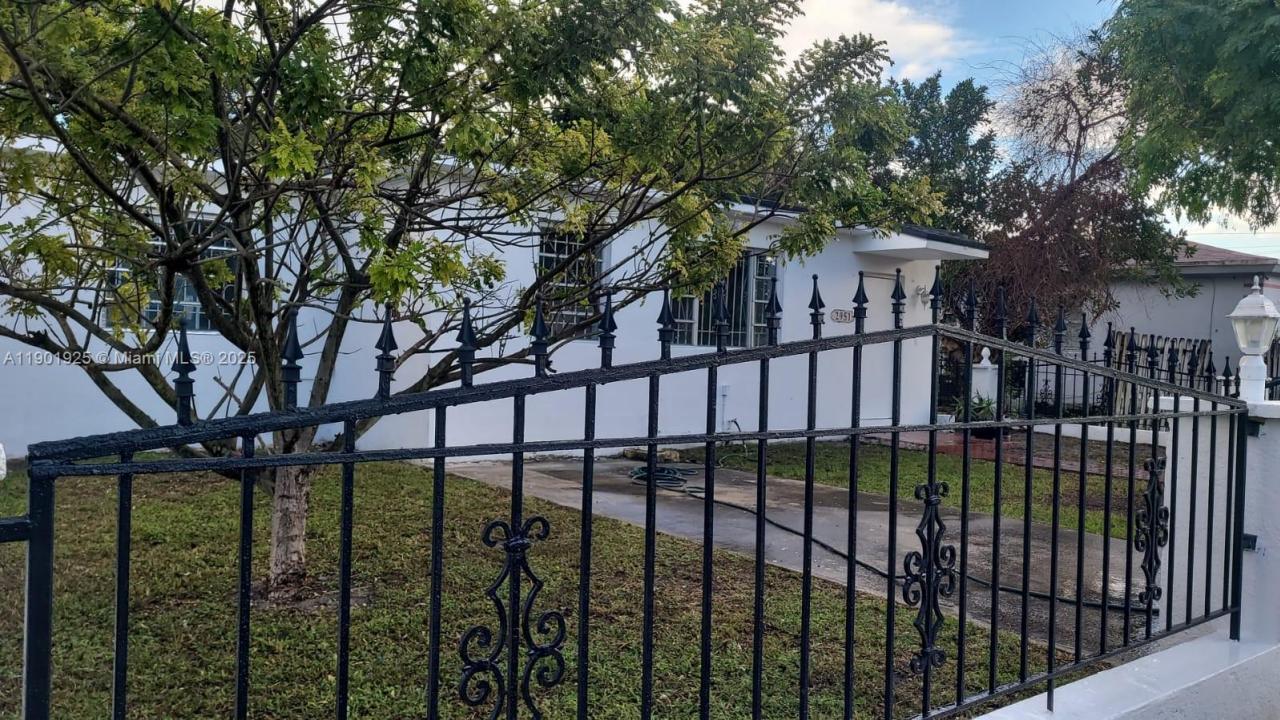 2951 NW 49th St, Miami, Floryda 33142, USA