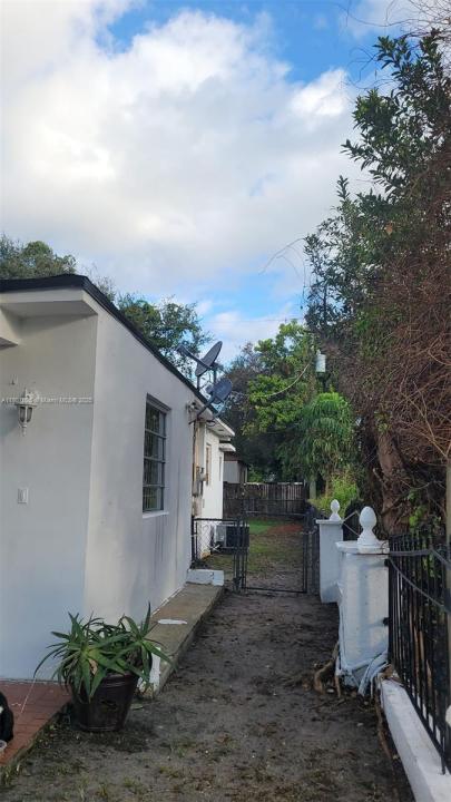 2951 NW 49th St, Miami, Floryda 33142, USA