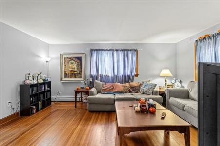 381 Maple Avenue, Barrington, Rhode Island 02806, USA