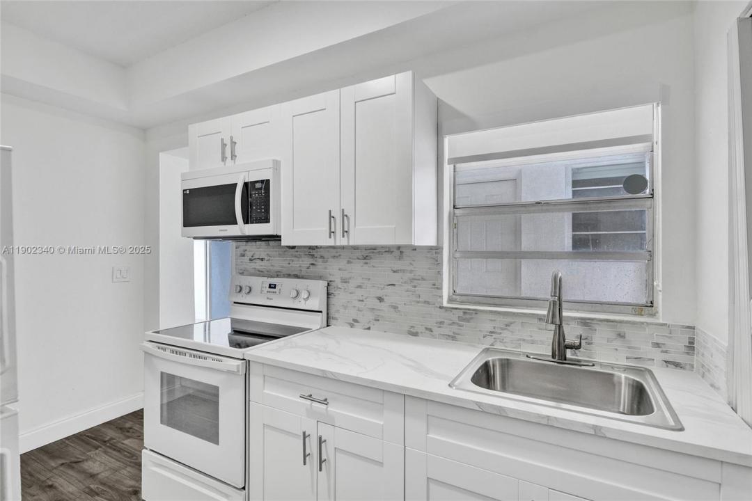 5750 NW 111th St EFFICIENCY, Hialeah, Florida 33012, Amerika Birleşik Devletleri