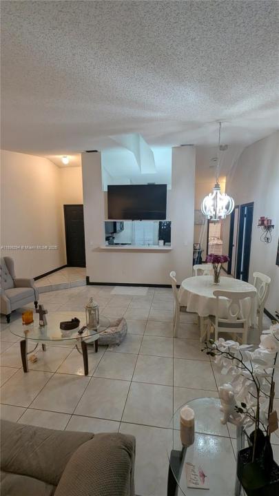 1025 SW 113th Ter, Pembroke Pines, Florida 33025, Amerika Birleşik Devletleri