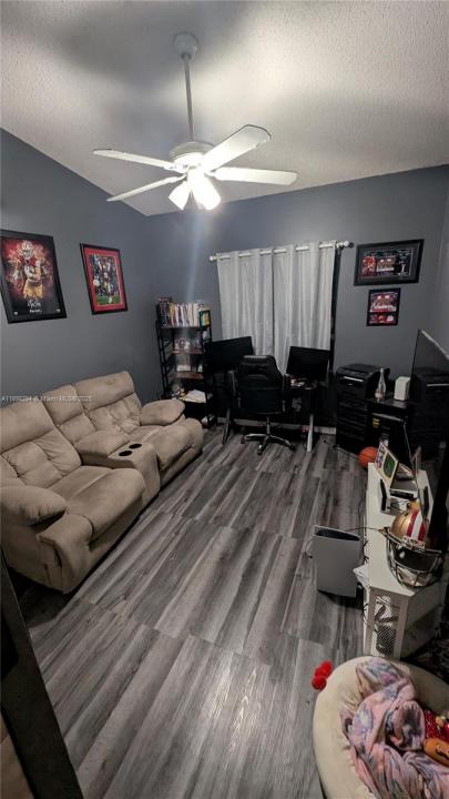 1025 SW 113th Ter, Pembroke Pines, Florida 33025, Amerika Birleşik Devletleri