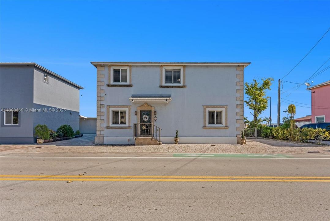 8357 NW South River Dr, Medley, Флорида 33166, Соединенные Штаты